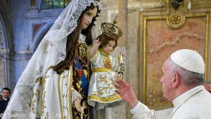 Papa Francisco em oração a Maria