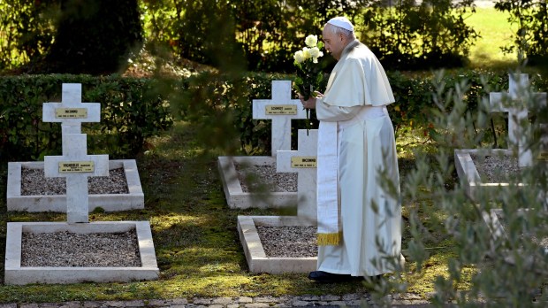 Papa Francisco no cemitério militar francês de Roma