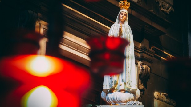 Figura Matki Bożej Fatimskiej we wnętrzu kościoła