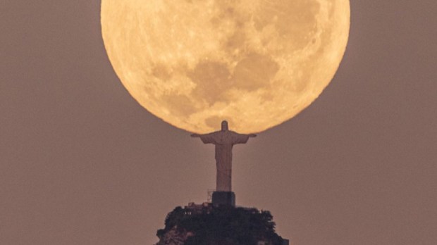 Cristo Redentor segurando a lua, por Leonardo Sens