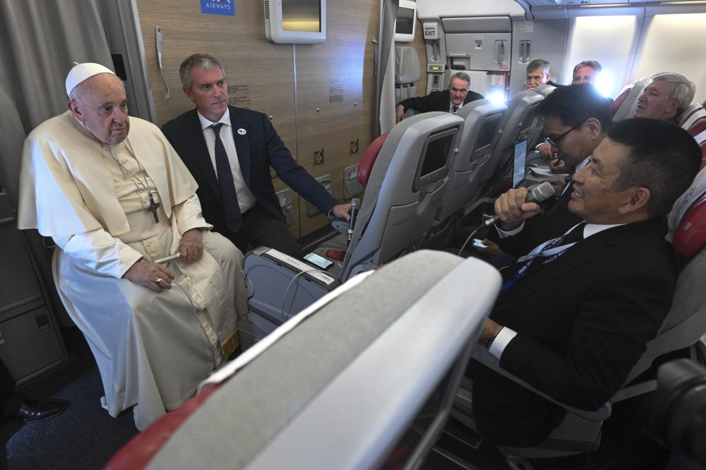 Papa no avião com jornalistas