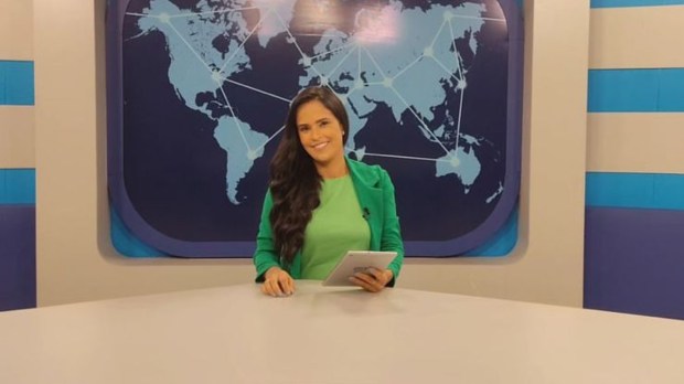 Jornalista Elaine Santos no cenário da TV Canção Nova