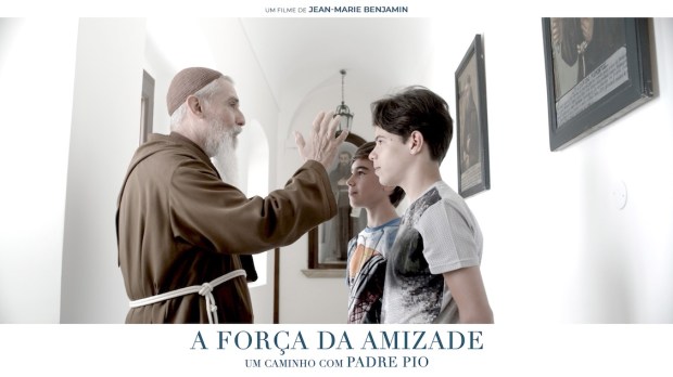 Cartaz do filme "A Força da Amizade" mostra dois adolescentes com o Padre Pio