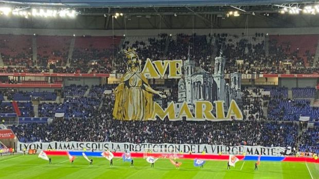 Torcida do Olympique Lyonnais expõe faixa em honra a Nossa Senhora